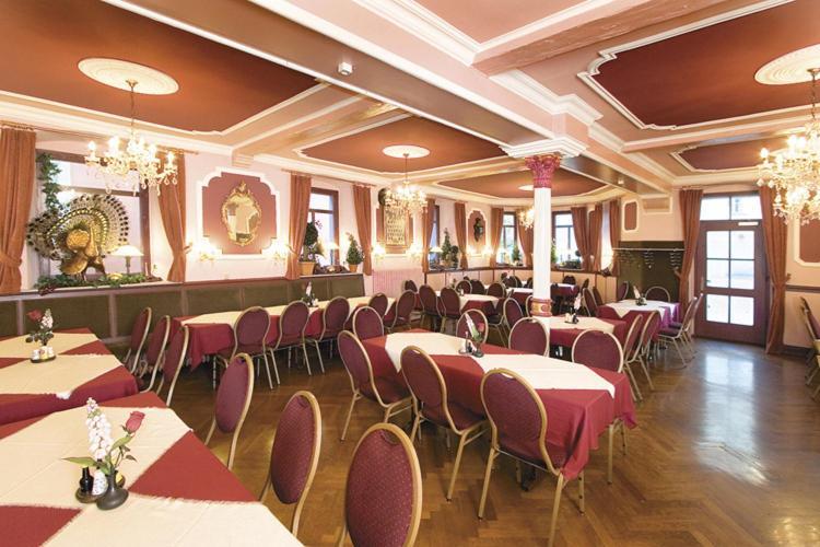 Hotel-Gasthof Zur Post Фельбург Экстерьер фото